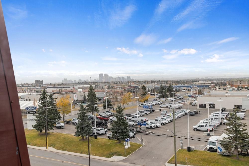 Emerald Hotel & Suites Calgary Airport Exterior photo